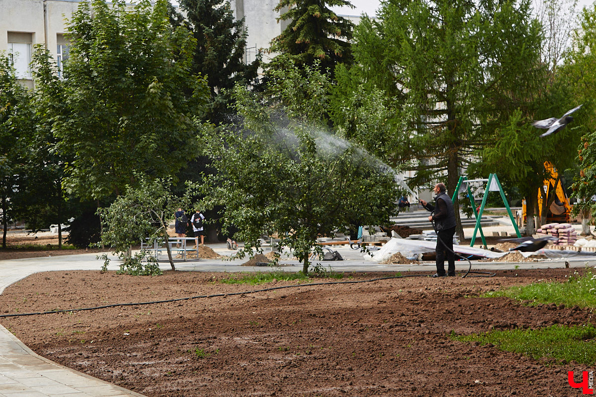 Рассказываем, как проходит благоустройство Кутузовского сквера, почему первый этап реновации площади Победы не успели закончить в срок и что не так с новыми указателями в районе Лыбедской магистрали, которые по идее должны повысить туристическую привлекательность Владимира.