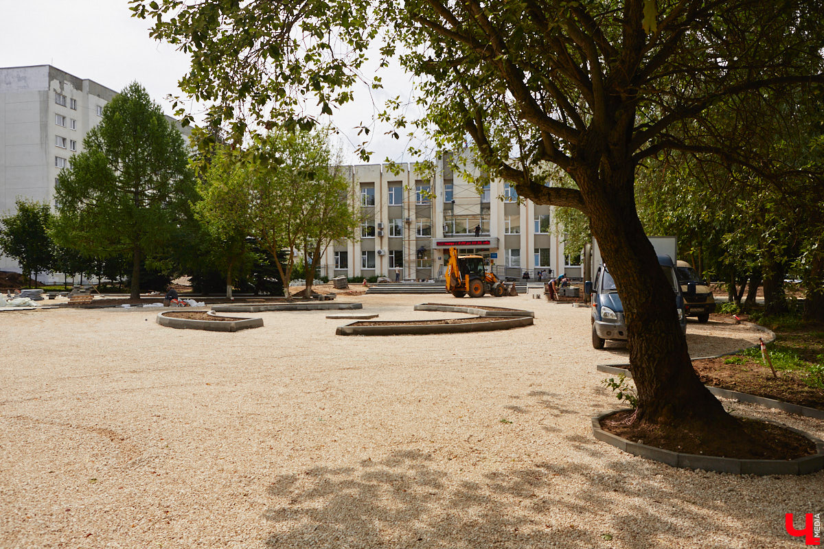 Рассказываем, как проходит благоустройство Кутузовского сквера, почему первый этап реновации площади Победы не успели закончить в срок и что не так с новыми указателями в районе Лыбедской магистрали, которые по идее должны повысить туристическую привлекательность Владимира.