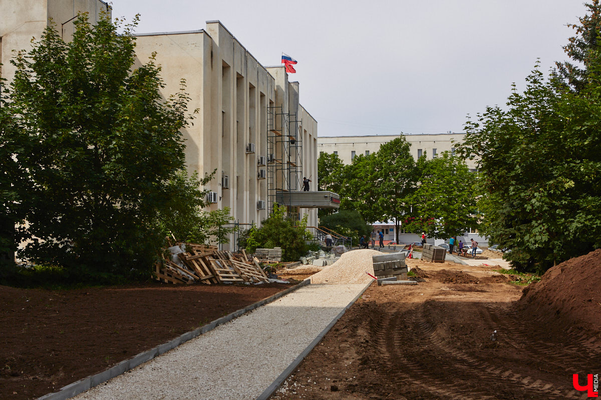 Рассказываем, как проходит благоустройство Кутузовского сквера, почему первый этап реновации площади Победы не успели закончить в срок и что не так с новыми указателями в районе Лыбедской магистрали, которые по идее должны повысить туристическую привлекательность Владимира.