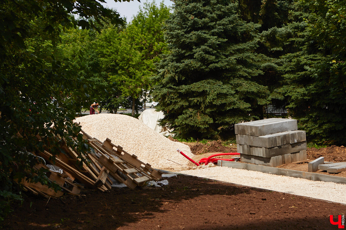 Рассказываем, как проходит благоустройство Кутузовского сквера, почему первый этап реновации площади Победы не успели закончить в срок и что не так с новыми указателями в районе Лыбедской магистрали, которые по идее должны повысить туристическую привлекательность Владимира.