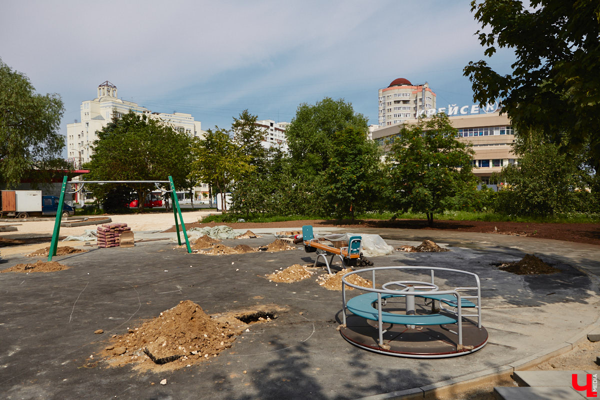 Рассказываем, как проходит благоустройство Кутузовского сквера, почему первый этап реновации площади Победы не успели закончить в срок и что не так с новыми указателями в районе Лыбедской магистрали, которые по идее должны повысить туристическую привлекательность Владимира.