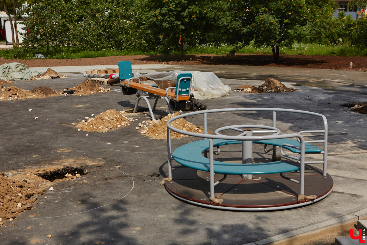 Рассказываем, как проходит благоустройство Кутузовского сквера, почему первый этап реновации площади Победы не успели закончить в срок и что не так с новыми указателями в районе Лыбедской магистрали, которые по идее должны повысить туристическую привлекательность Владимира.