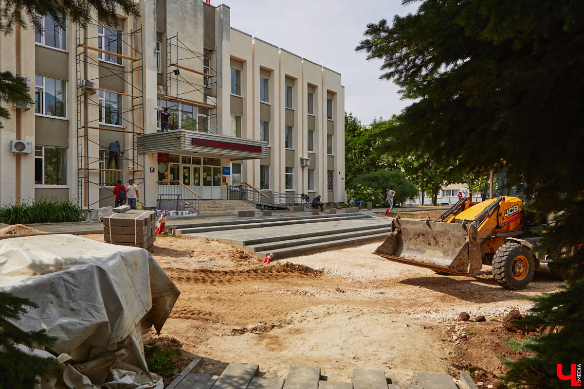 Рассказываем, как проходит благоустройство Кутузовского сквера, почему первый этап реновации площади Победы не успели закончить в срок и что не так с новыми указателями в районе Лыбедской магистрали, которые по идее должны повысить туристическую привлекательность Владимира.