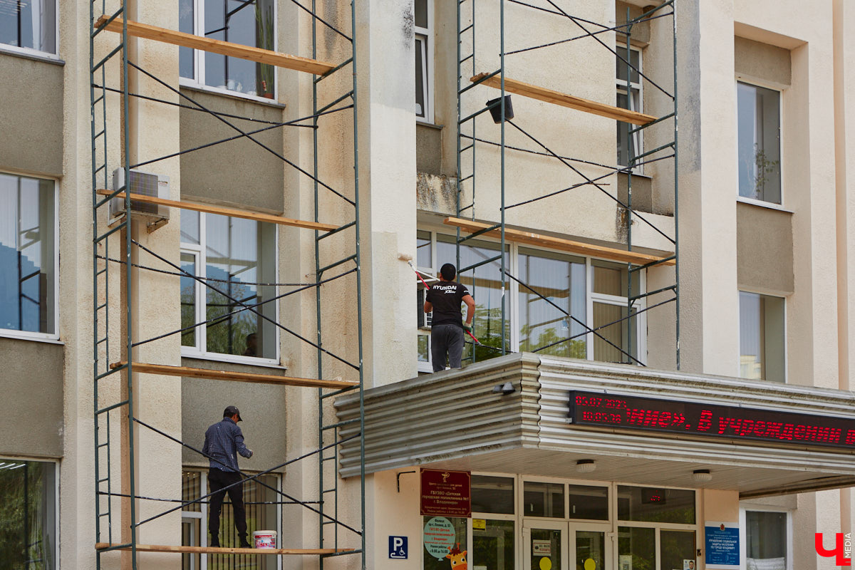 Рассказываем, как проходит благоустройство Кутузовского сквера, почему первый этап реновации площади Победы не успели закончить в срок и что не так с новыми указателями в районе Лыбедской магистрали, которые по идее должны повысить туристическую привлекательность Владимира.