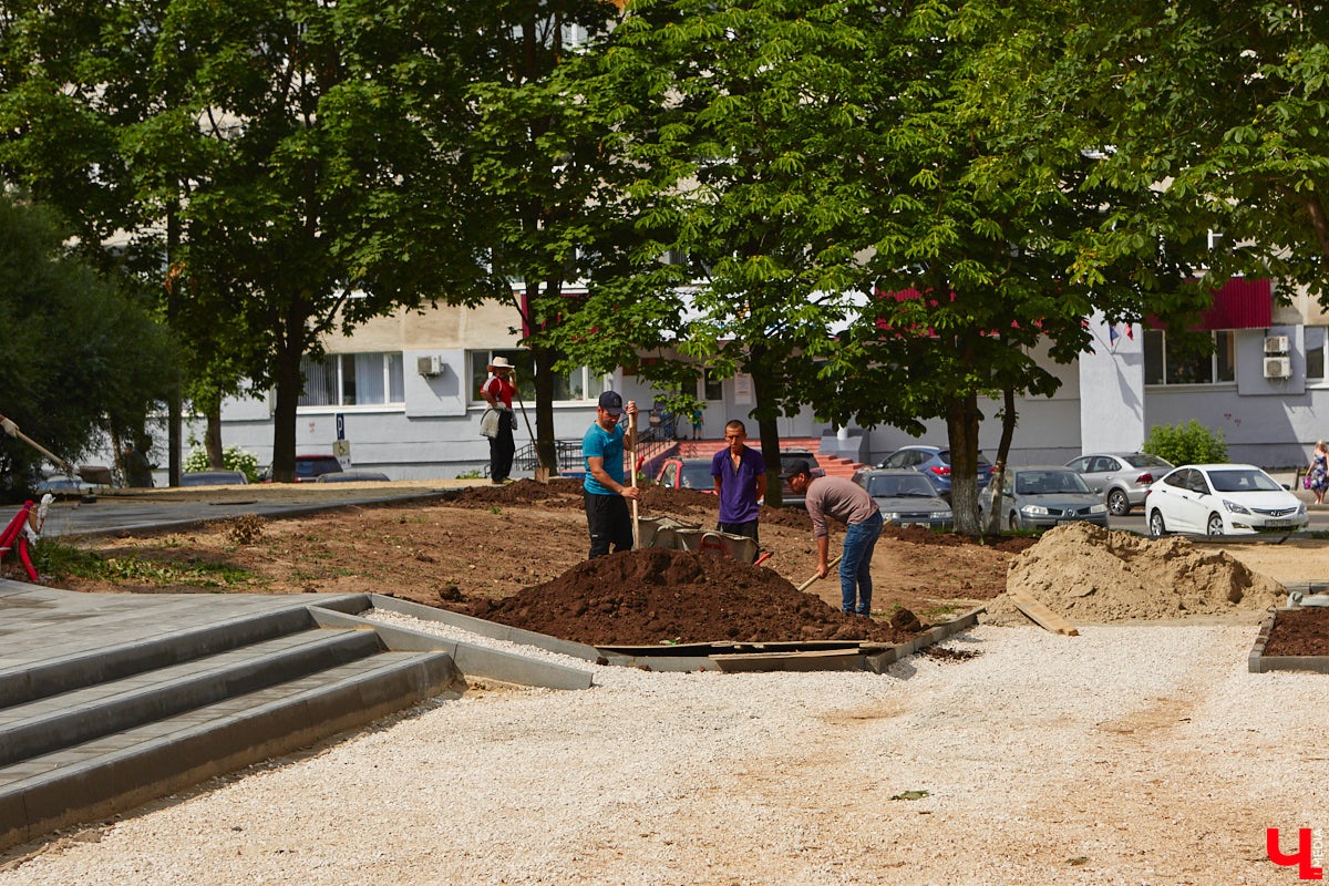 Рассказываем, как проходит благоустройство Кутузовского сквера, почему первый этап реновации площади Победы не успели закончить в срок и что не так с новыми указателями в районе Лыбедской магистрали, которые по идее должны повысить туристическую привлекательность Владимира.