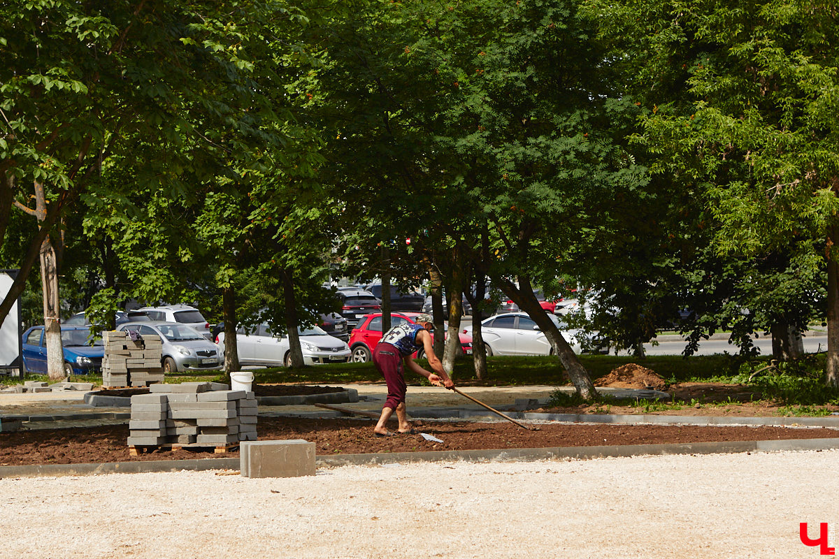 Рассказываем, как проходит благоустройство Кутузовского сквера, почему первый этап реновации площади Победы не успели закончить в срок и что не так с новыми указателями в районе Лыбедской магистрали, которые по идее должны повысить туристическую привлекательность Владимира.