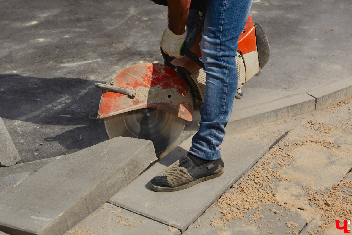 Рассказываем, как проходит благоустройство Кутузовского сквера, почему первый этап реновации площади Победы не успели закончить в срок и что не так с новыми указателями в районе Лыбедской магистрали, которые по идее должны повысить туристическую привлекательность Владимира.