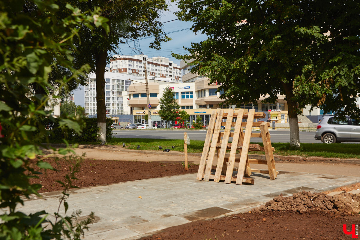 Рассказываем, как проходит благоустройство Кутузовского сквера, почему первый этап реновации площади Победы не успели закончить в срок и что не так с новыми указателями в районе Лыбедской магистрали, которые по идее должны повысить туристическую привлекательность Владимира.