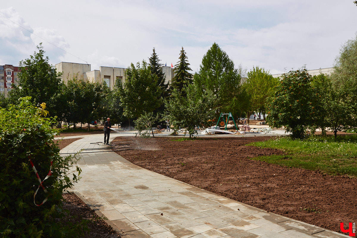 Рассказываем, как проходит благоустройство Кутузовского сквера, почему первый этап реновации площади Победы не успели закончить в срок и что не так с новыми указателями в районе Лыбедской магистрали, которые по идее должны повысить туристическую привлекательность Владимира.