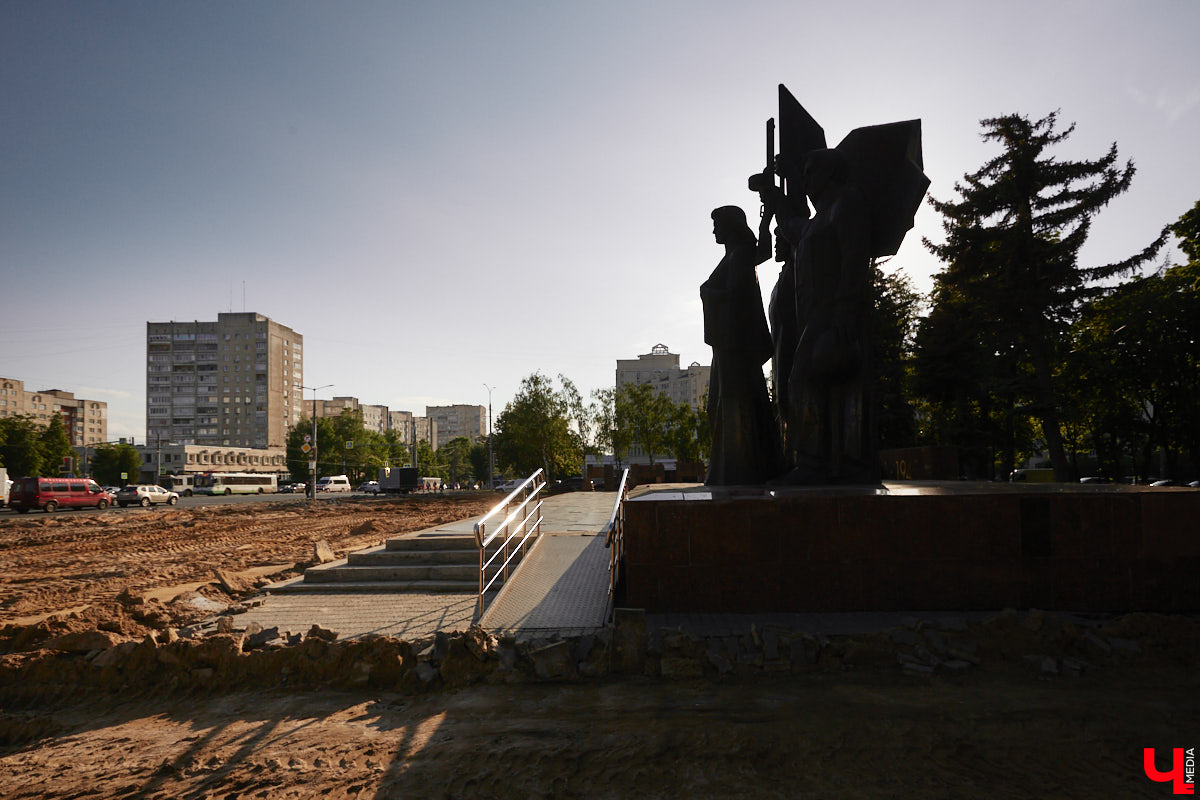 Рассказываем, как проходит благоустройство Кутузовского сквера, почему первый этап реновации площади Победы не успели закончить в срок и что не так с новыми указателями в районе Лыбедской магистрали, которые по идее должны повысить туристическую привлекательность Владимира.