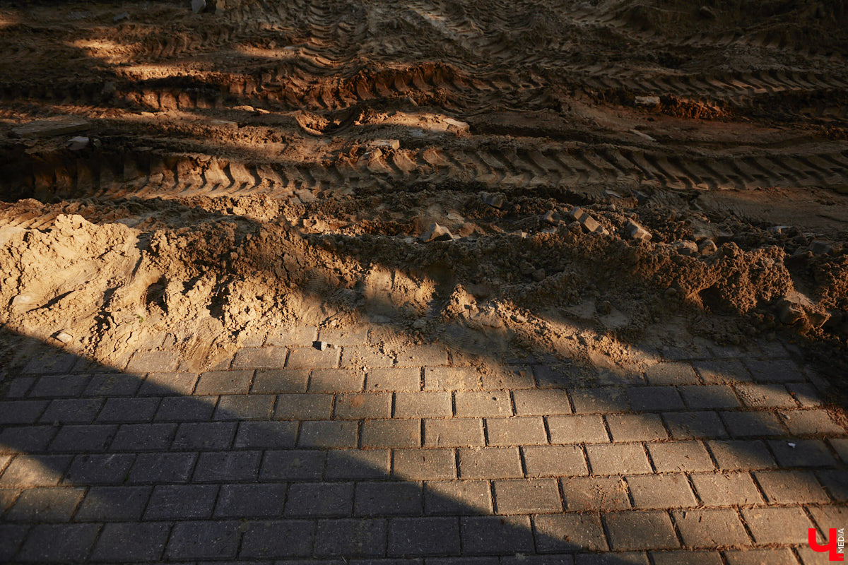 Рассказываем, как проходит благоустройство Кутузовского сквера, почему первый этап реновации площади Победы не успели закончить в срок и что не так с новыми указателями в районе Лыбедской магистрали, которые по идее должны повысить туристическую привлекательность Владимира.