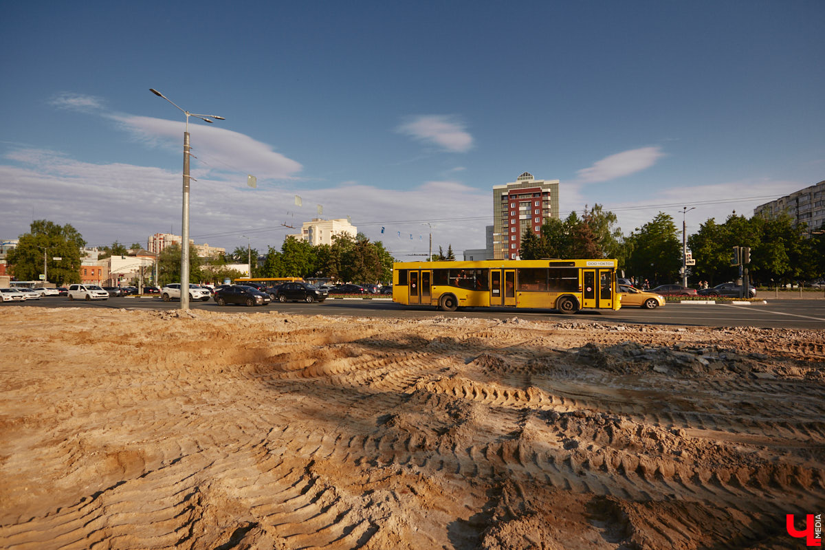 Рассказываем, как проходит благоустройство Кутузовского сквера, почему первый этап реновации площади Победы не успели закончить в срок и что не так с новыми указателями в районе Лыбедской магистрали, которые по идее должны повысить туристическую привлекательность Владимира.