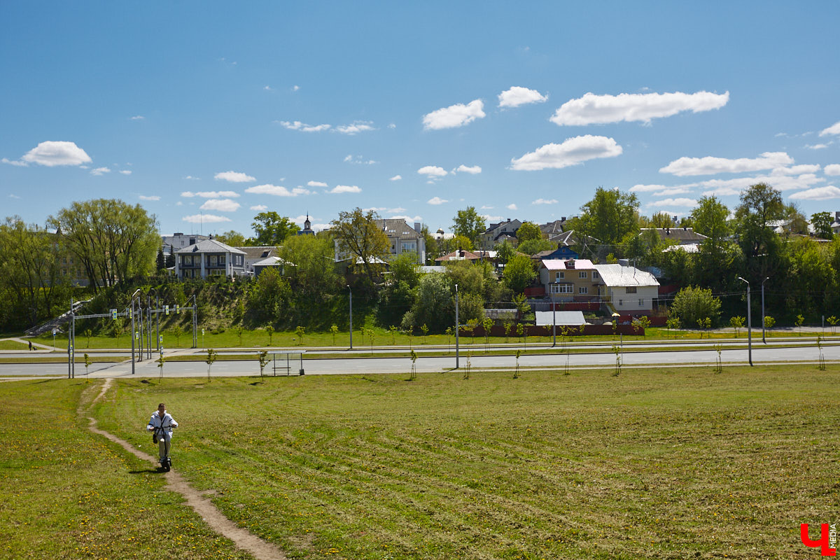 Рассказываем, как проходит благоустройство Кутузовского сквера, почему первый этап реновации площади Победы не успели закончить в срок и что не так с новыми указателями в районе Лыбедской магистрали, которые по идее должны повысить туристическую привлекательность Владимира.