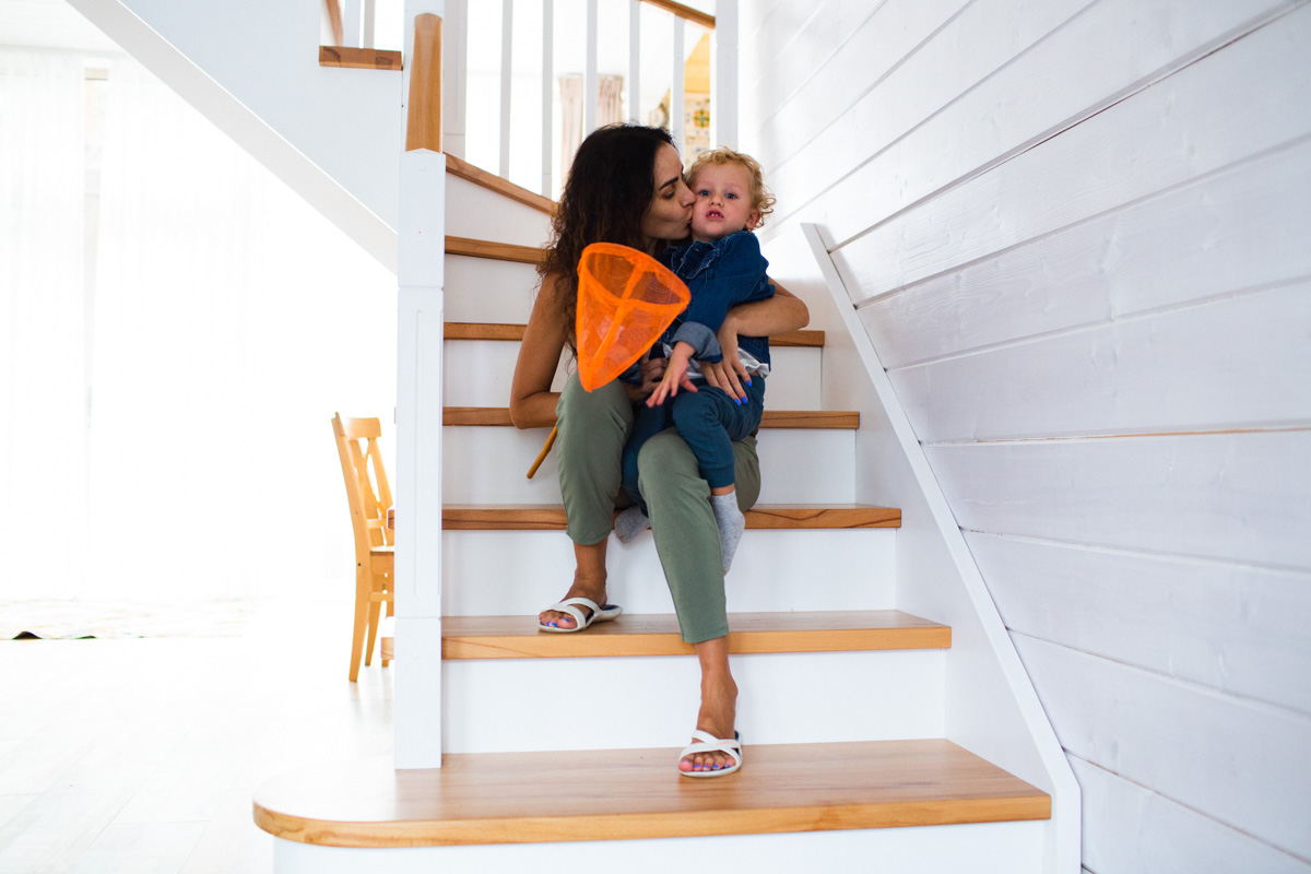 Знакомство с владениями семьи Найденовых начинается с великолепных ворот, на которых изображено солнце. На самом участке стоят большой деревянный дом, колодец, а под деревом — самовар. В общем, картина сказочная. Ну как тут не заглянуть в гости?