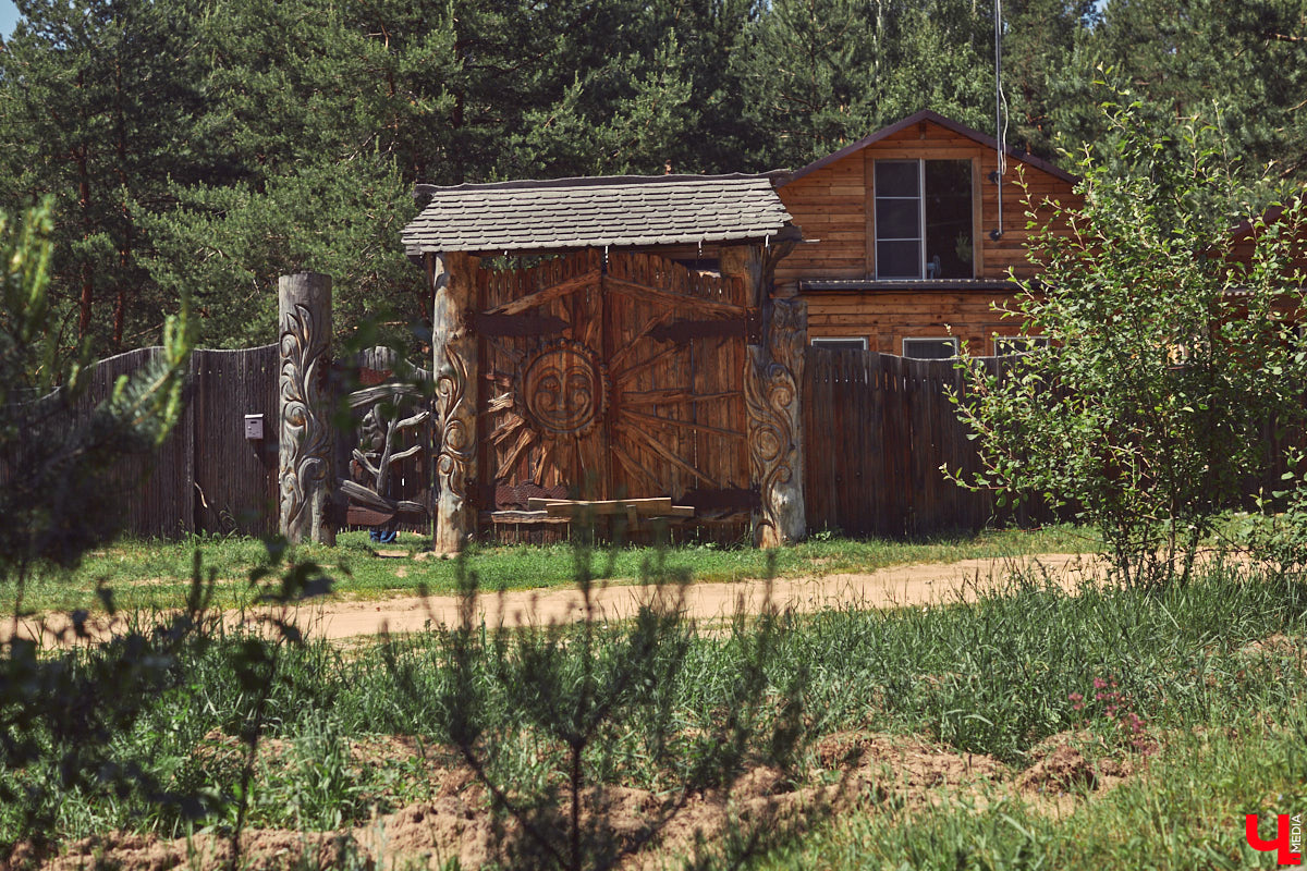 Знакомство с владениями семьи Найденовых начинается с великолепных ворот, на которых изображено солнце. На самом участке стоят большой деревянный дом, колодец, а под деревом — самовар. В общем, картина сказочная. Ну как тут не заглянуть в гости?