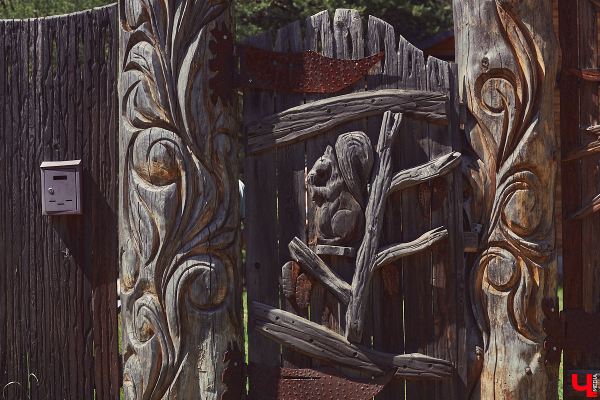 Знакомство с владениями семьи Найденовых начинается с великолепных ворот, на которых изображено солнце. На самом участке стоят большой деревянный дом, колодец, а под деревом — самовар. В общем, картина сказочная. Ну как тут не заглянуть в гости?