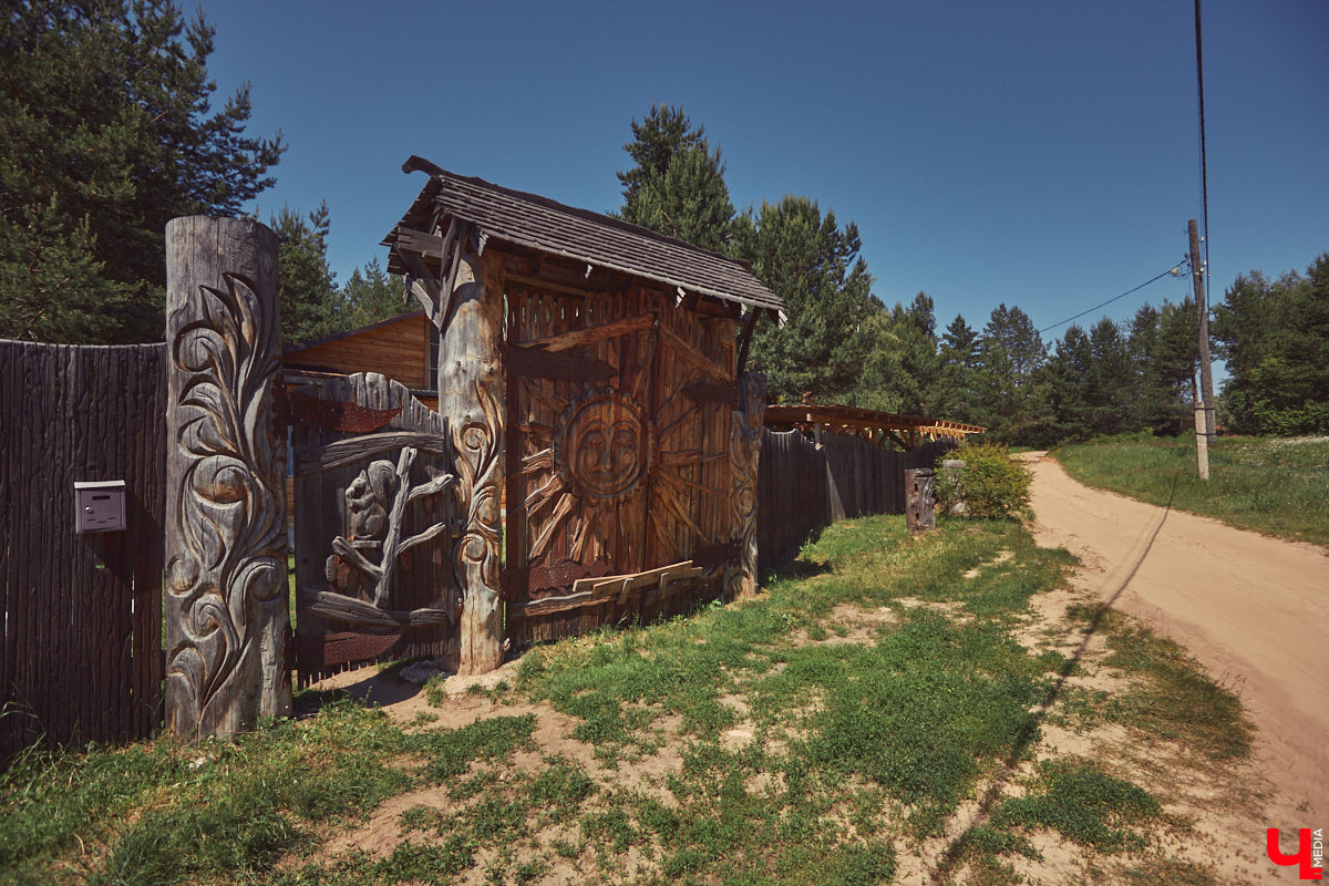 Знакомство с владениями семьи Найденовых начинается с великолепных ворот, на которых изображено солнце. На самом участке стоят большой деревянный дом, колодец, а под деревом — самовар. В общем, картина сказочная. Ну как тут не заглянуть в гости?