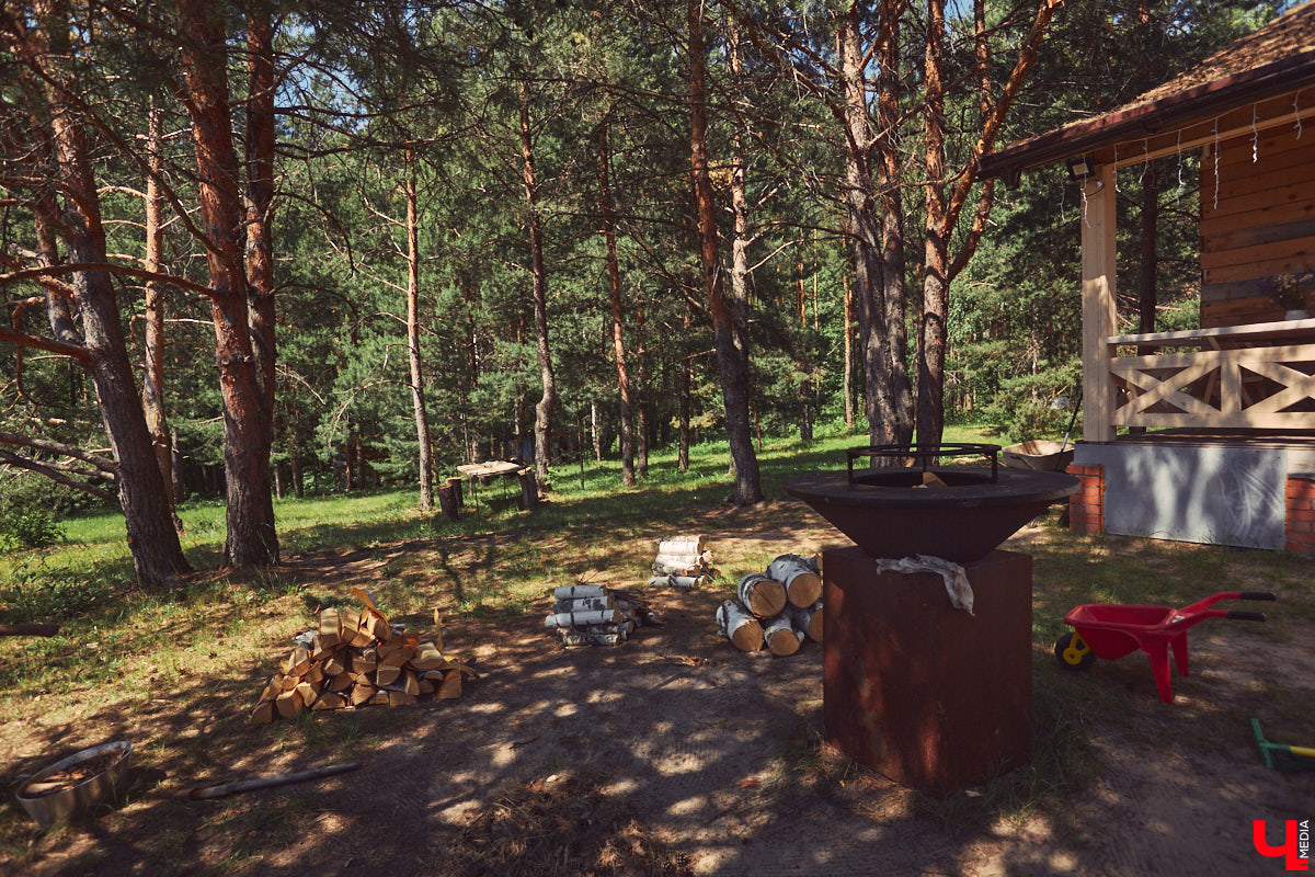 Знакомство с владениями семьи Найденовых начинается с великолепных ворот, на которых изображено солнце. На самом участке стоят большой деревянный дом, колодец, а под деревом — самовар. В общем, картина сказочная. Ну как тут не заглянуть в гости?