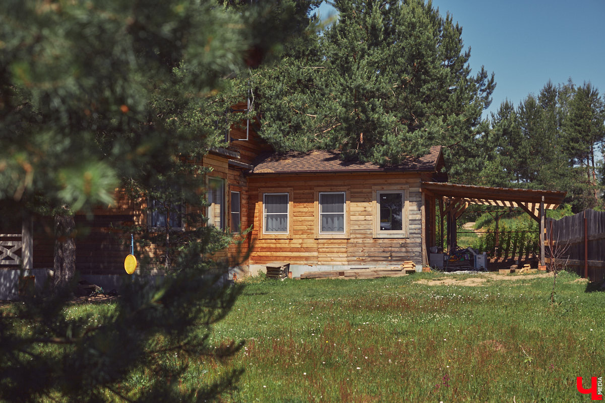 Знакомство с владениями семьи Найденовых начинается с великолепных ворот, на которых изображено солнце. На самом участке стоят большой деревянный дом, колодец, а под деревом — самовар. В общем, картина сказочная. Ну как тут не заглянуть в гости?