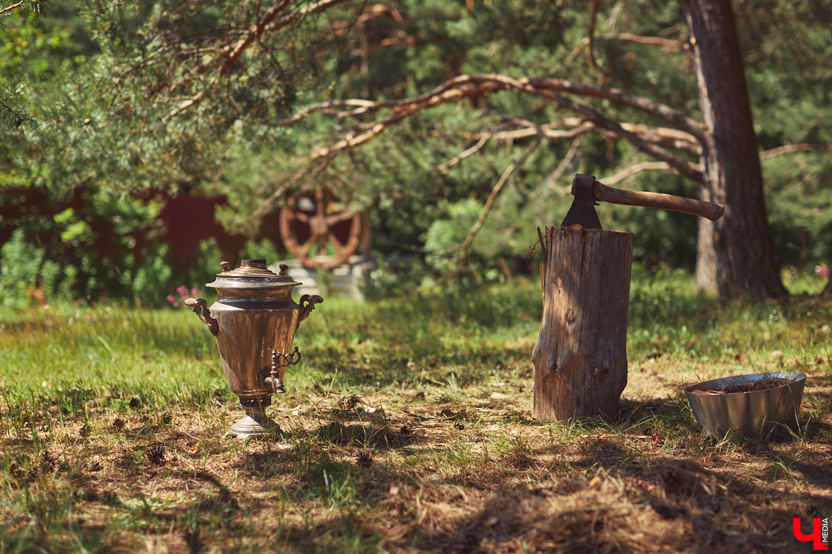 Знакомство с владениями семьи Найденовых начинается с великолепных ворот, на которых изображено солнце. На самом участке стоят большой деревянный дом, колодец, а под деревом — самовар. В общем, картина сказочная. Ну как тут не заглянуть в гости?