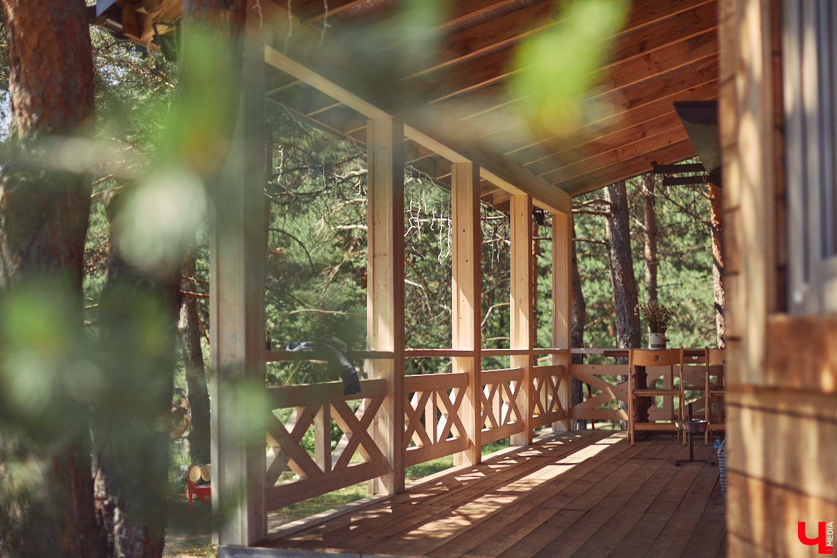 Знакомство с владениями семьи Найденовых начинается с великолепных ворот, на которых изображено солнце. На самом участке стоят большой деревянный дом, колодец, а под деревом — самовар. В общем, картина сказочная. Ну как тут не заглянуть в гости?