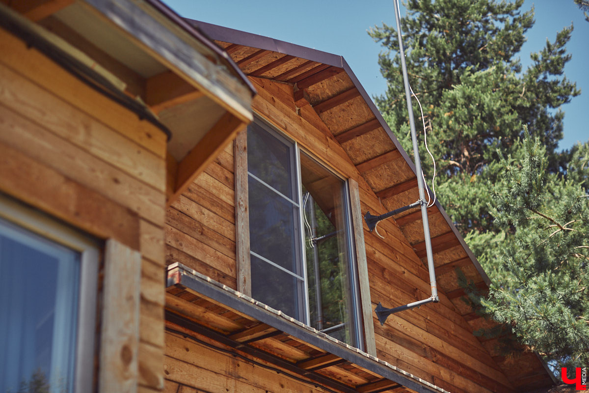 Знакомство с владениями семьи Найденовых начинается с великолепных ворот, на которых изображено солнце. На самом участке стоят большой деревянный дом, колодец, а под деревом — самовар. В общем, картина сказочная. Ну как тут не заглянуть в гости?