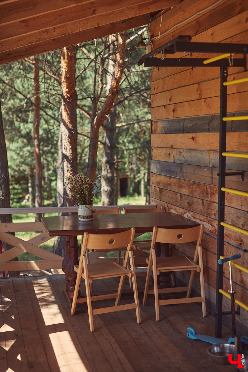 Знакомство с владениями семьи Найденовых начинается с великолепных ворот, на которых изображено солнце. На самом участке стоят большой деревянный дом, колодец, а под деревом — самовар. В общем, картина сказочная. Ну как тут не заглянуть в гости?