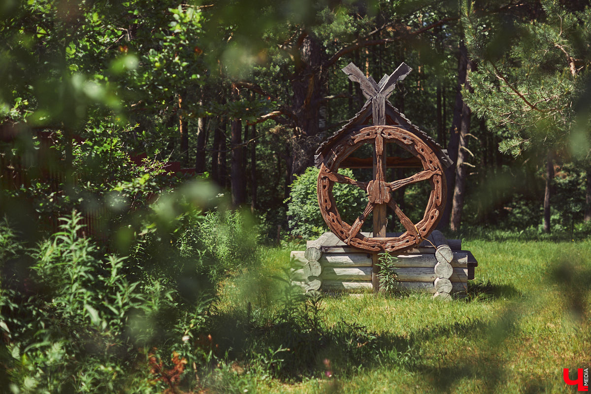 Знакомство с владениями семьи Найденовых начинается с великолепных ворот, на которых изображено солнце. На самом участке стоят большой деревянный дом, колодец, а под деревом — самовар. В общем, картина сказочная. Ну как тут не заглянуть в гости?