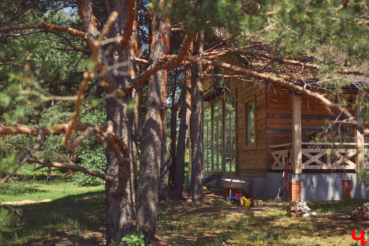 Знакомство с владениями семьи Найденовых начинается с великолепных ворот, на которых изображено солнце. На самом участке стоят большой деревянный дом, колодец, а под деревом — самовар. В общем, картина сказочная. Ну как тут не заглянуть в гости?