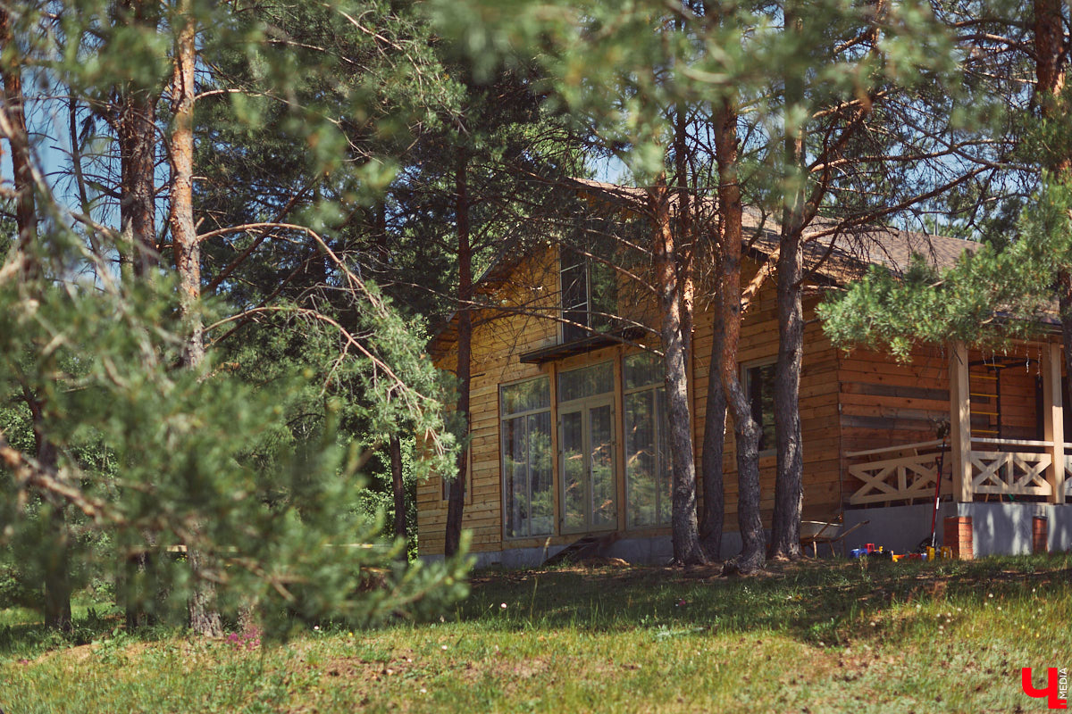 Знакомство с владениями семьи Найденовых начинается с великолепных ворот, на которых изображено солнце. На самом участке стоят большой деревянный дом, колодец, а под деревом — самовар. В общем, картина сказочная. Ну как тут не заглянуть в гости?