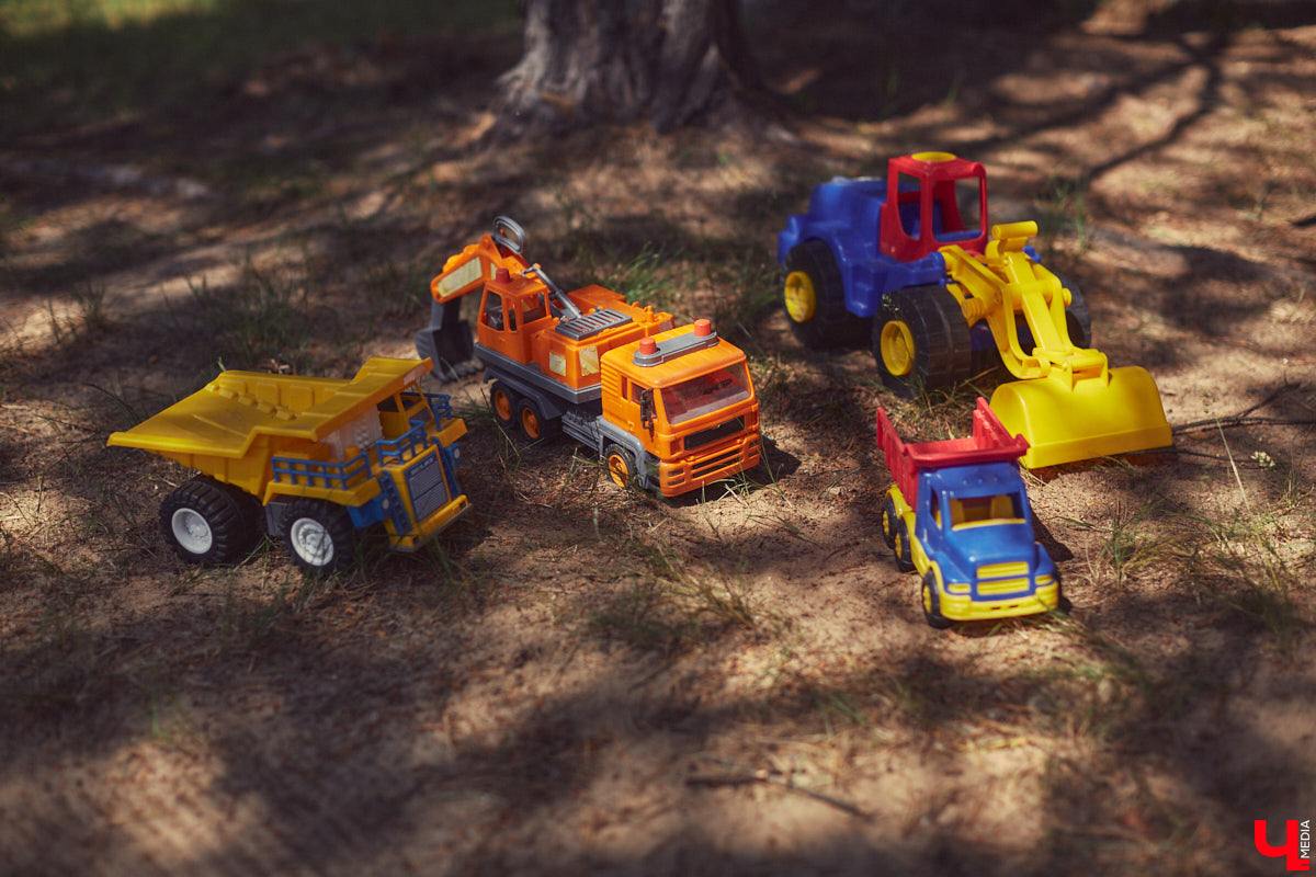 Знакомство с владениями семьи Найденовых начинается с великолепных ворот, на которых изображено солнце. На самом участке стоят большой деревянный дом, колодец, а под деревом — самовар. В общем, картина сказочная. Ну как тут не заглянуть в гости?