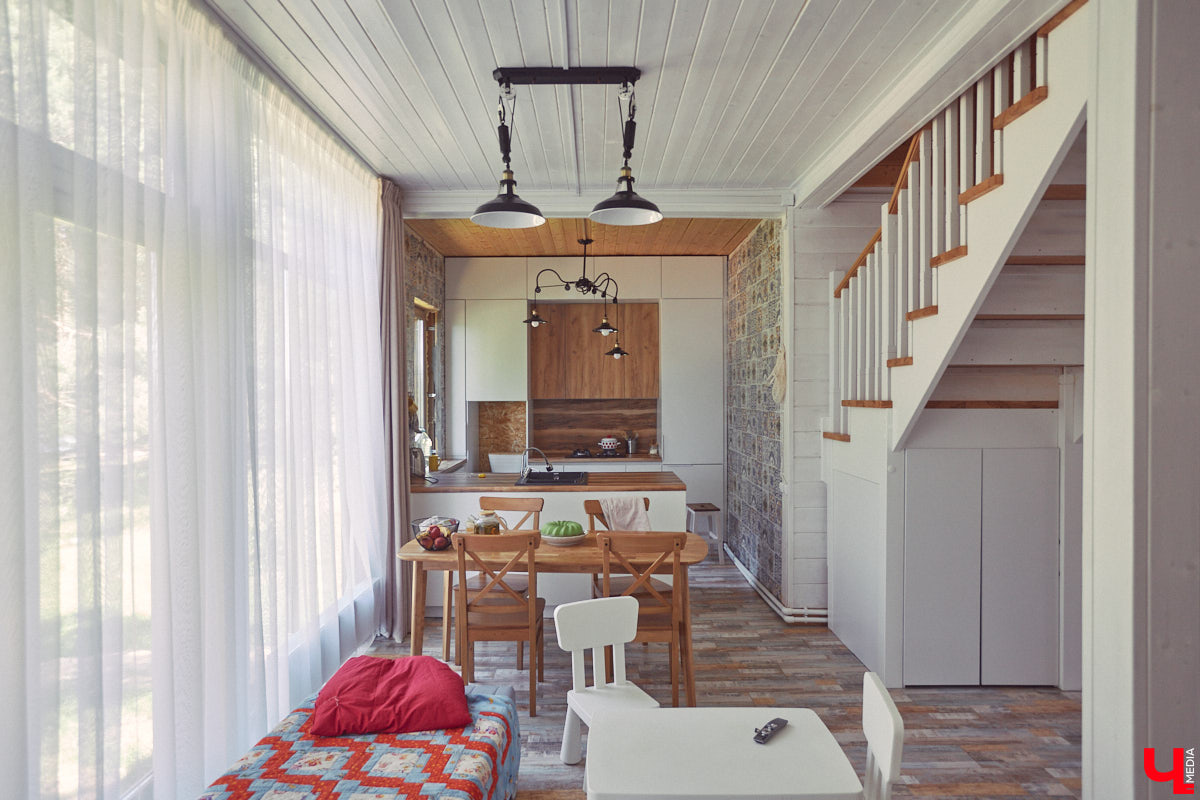 Знакомство с владениями семьи Найденовых начинается с великолепных ворот, на которых изображено солнце. На самом участке стоят большой деревянный дом, колодец, а под деревом — самовар. В общем, картина сказочная. Ну как тут не заглянуть в гости?