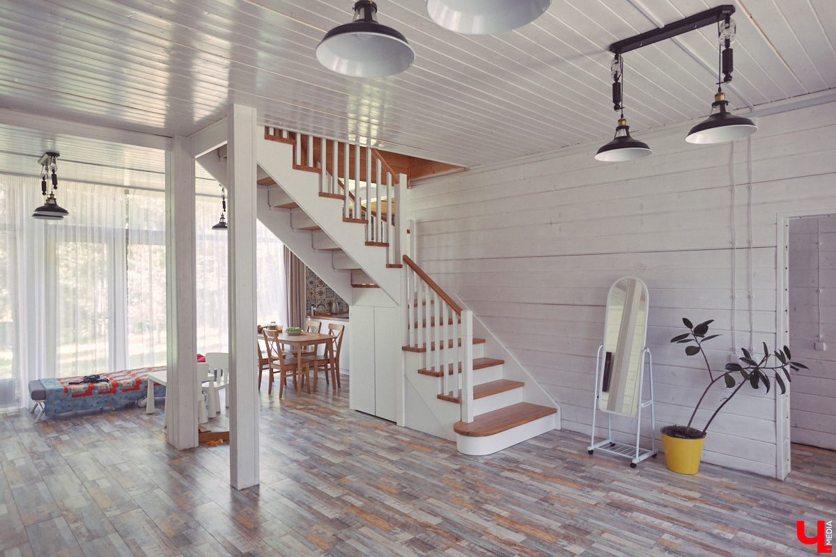 Знакомство с владениями семьи Найденовых начинается с великолепных ворот, на которых изображено солнце. На самом участке стоят большой деревянный дом, колодец, а под деревом — самовар. В общем, картина сказочная. Ну как тут не заглянуть в гости?