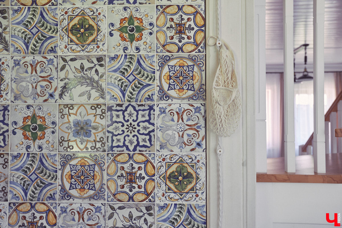 Знакомство с владениями семьи Найденовых начинается с великолепных ворот, на которых изображено солнце. На самом участке стоят большой деревянный дом, колодец, а под деревом — самовар. В общем, картина сказочная. Ну как тут не заглянуть в гости?