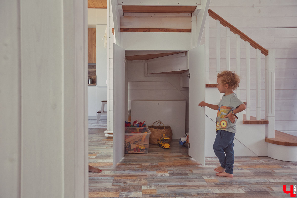Знакомство с владениями семьи Найденовых начинается с великолепных ворот, на которых изображено солнце. На самом участке стоят большой деревянный дом, колодец, а под деревом — самовар. В общем, картина сказочная. Ну как тут не заглянуть в гости?
