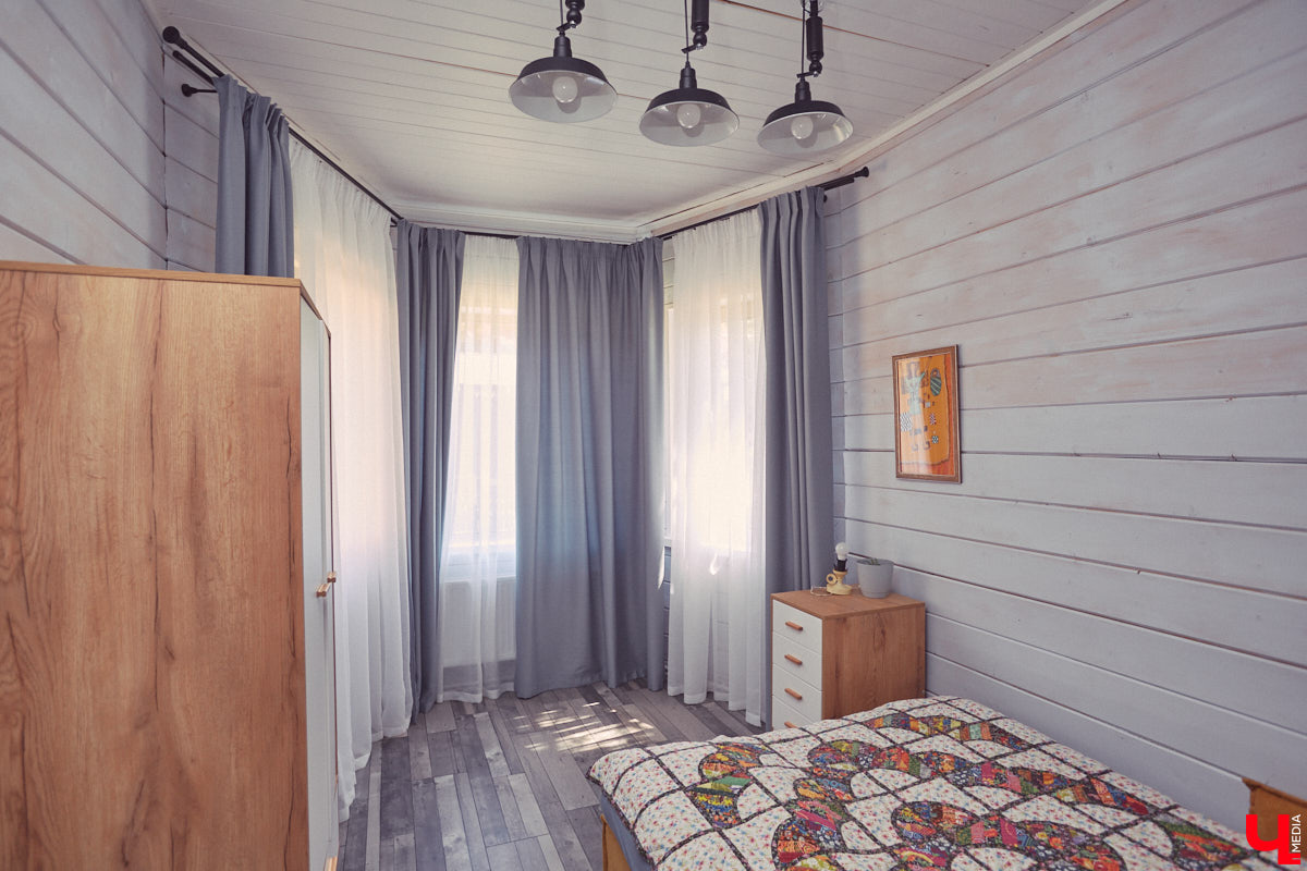 Знакомство с владениями семьи Найденовых начинается с великолепных ворот, на которых изображено солнце. На самом участке стоят большой деревянный дом, колодец, а под деревом — самовар. В общем, картина сказочная. Ну как тут не заглянуть в гости?