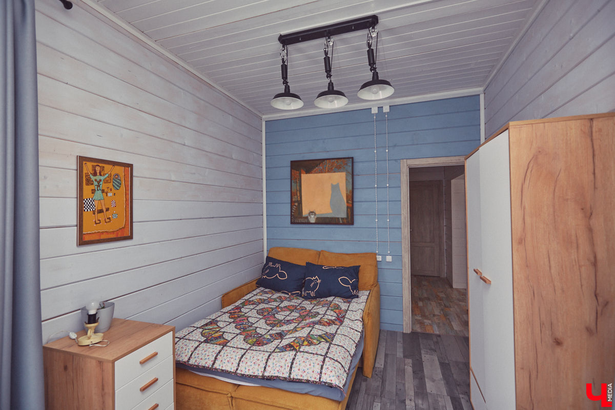 Знакомство с владениями семьи Найденовых начинается с великолепных ворот, на которых изображено солнце. На самом участке стоят большой деревянный дом, колодец, а под деревом — самовар. В общем, картина сказочная. Ну как тут не заглянуть в гости?