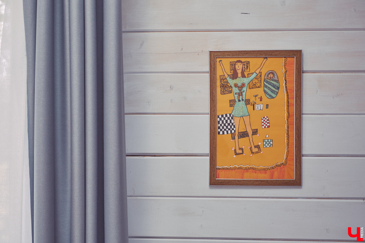 Знакомство с владениями семьи Найденовых начинается с великолепных ворот, на которых изображено солнце. На самом участке стоят большой деревянный дом, колодец, а под деревом — самовар. В общем, картина сказочная. Ну как тут не заглянуть в гости?