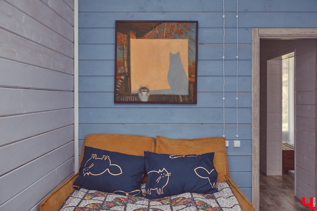 Знакомство с владениями семьи Найденовых начинается с великолепных ворот, на которых изображено солнце. На самом участке стоят большой деревянный дом, колодец, а под деревом — самовар. В общем, картина сказочная. Ну как тут не заглянуть в гости?