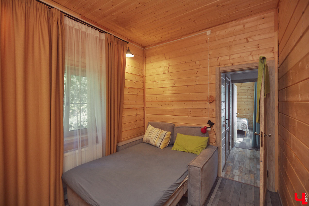 Знакомство с владениями семьи Найденовых начинается с великолепных ворот, на которых изображено солнце. На самом участке стоят большой деревянный дом, колодец, а под деревом — самовар. В общем, картина сказочная. Ну как тут не заглянуть в гости?