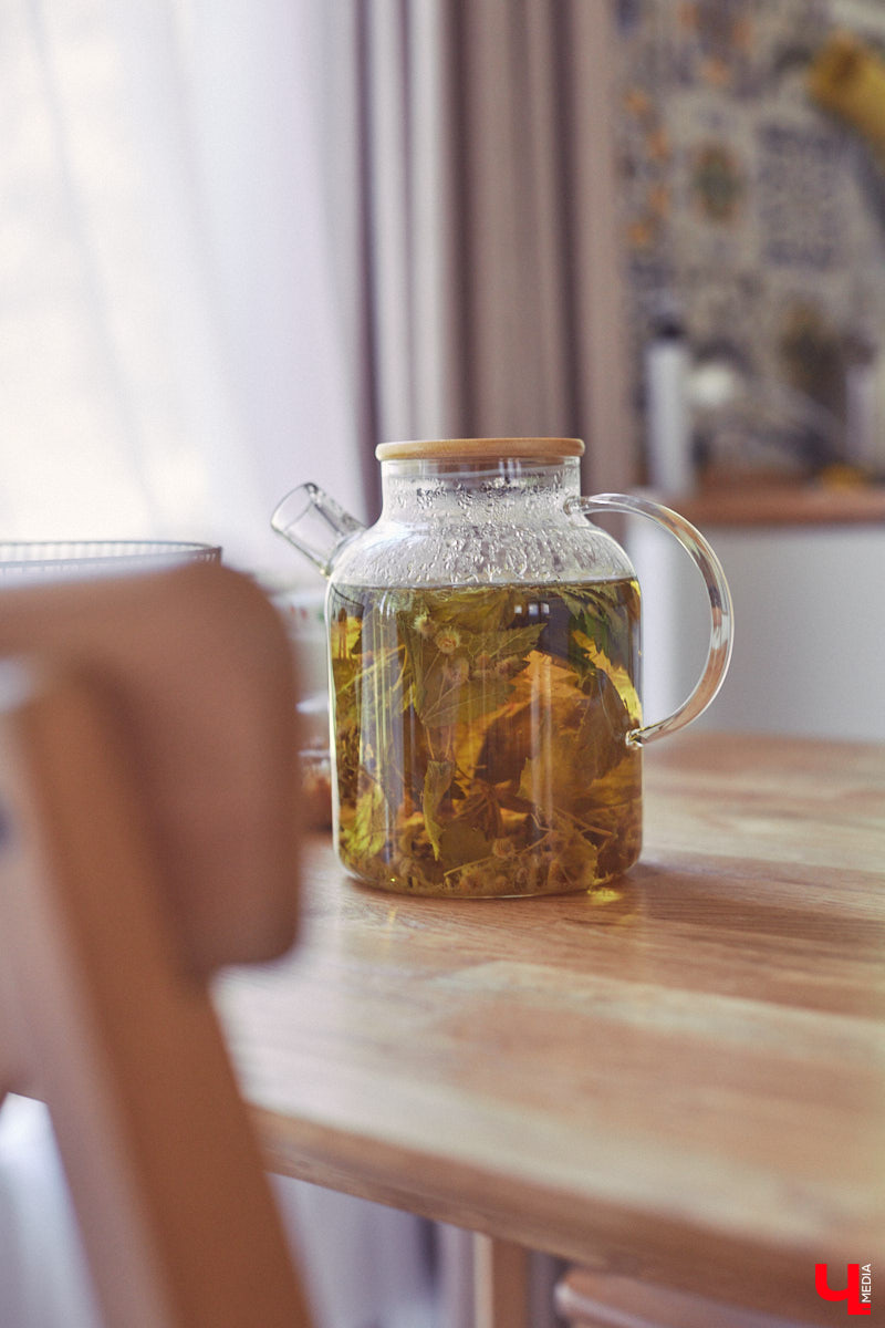 Знакомство с владениями семьи Найденовых начинается с великолепных ворот, на которых изображено солнце. На самом участке стоят большой деревянный дом, колодец, а под деревом — самовар. В общем, картина сказочная. Ну как тут не заглянуть в гости?