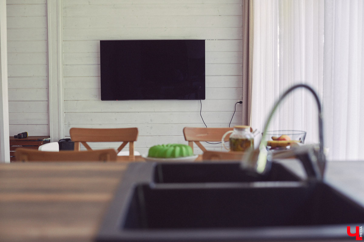 Знакомство с владениями семьи Найденовых начинается с великолепных ворот, на которых изображено солнце. На самом участке стоят большой деревянный дом, колодец, а под деревом — самовар. В общем, картина сказочная. Ну как тут не заглянуть в гости?