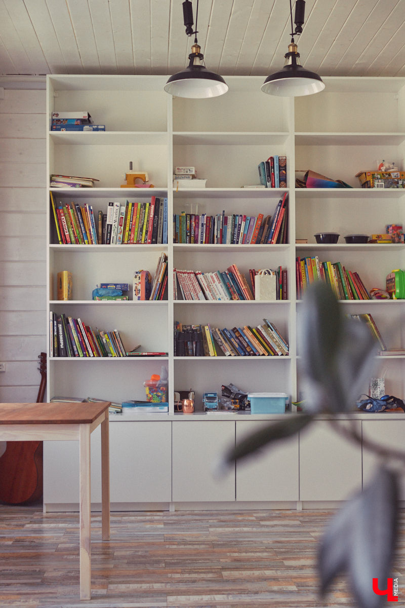 Знакомство с владениями семьи Найденовых начинается с великолепных ворот, на которых изображено солнце. На самом участке стоят большой деревянный дом, колодец, а под деревом — самовар. В общем, картина сказочная. Ну как тут не заглянуть в гости?