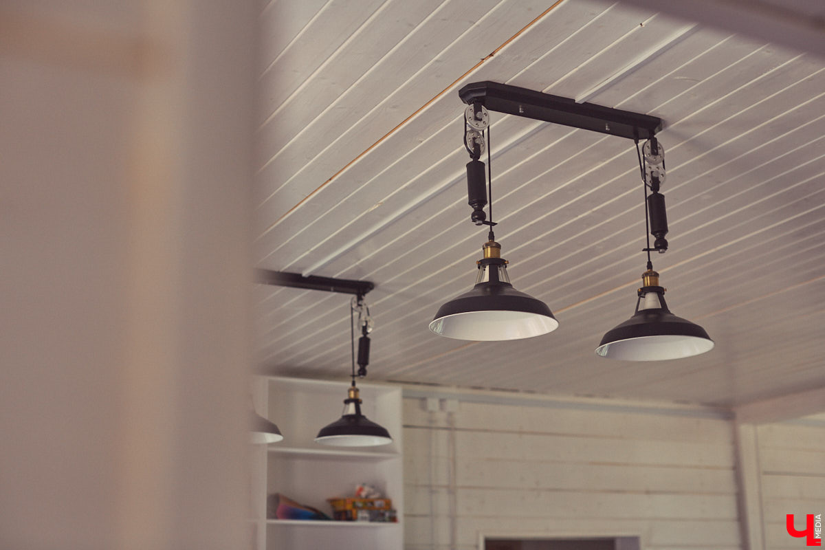 Знакомство с владениями семьи Найденовых начинается с великолепных ворот, на которых изображено солнце. На самом участке стоят большой деревянный дом, колодец, а под деревом — самовар. В общем, картина сказочная. Ну как тут не заглянуть в гости?