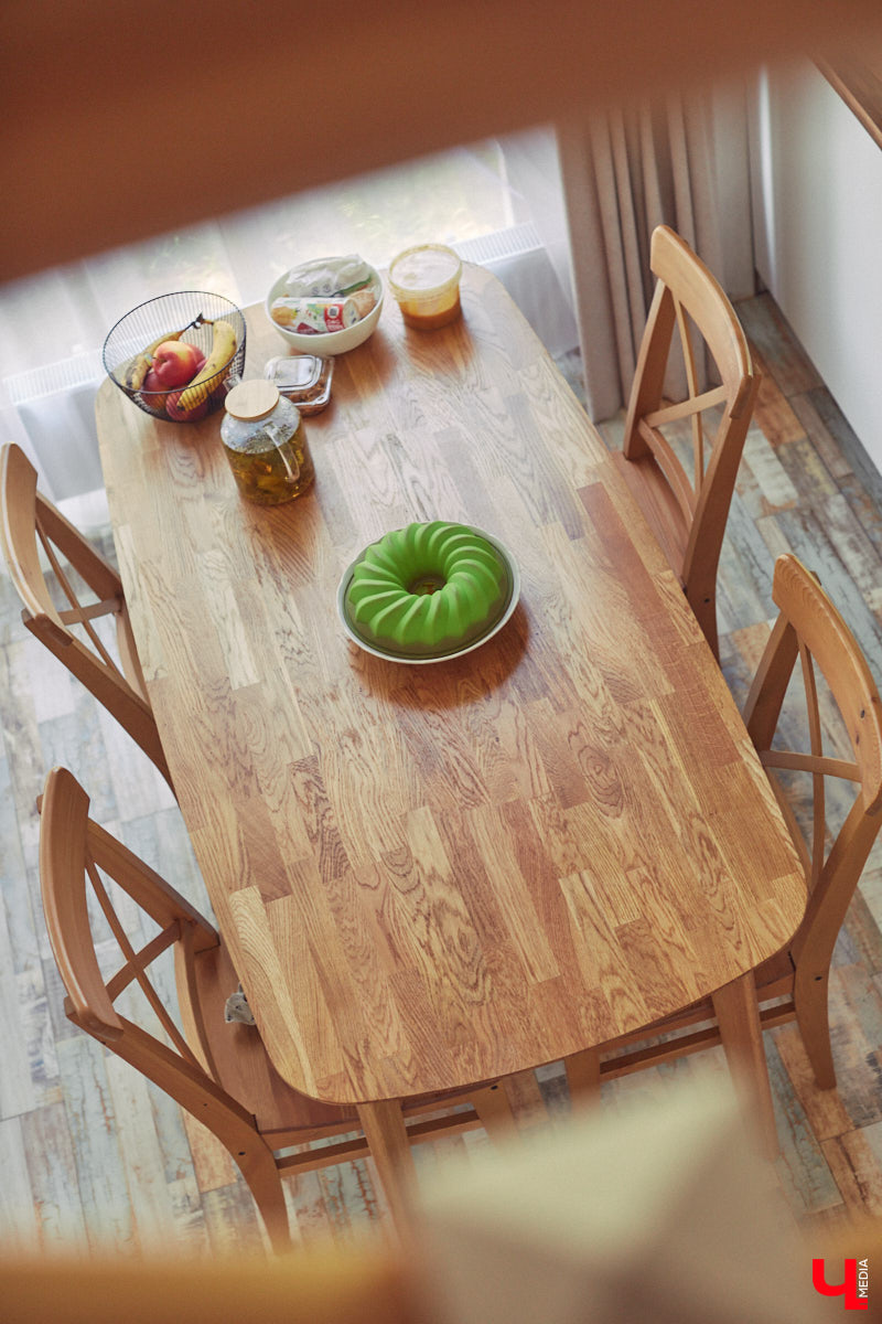 Знакомство с владениями семьи Найденовых начинается с великолепных ворот, на которых изображено солнце. На самом участке стоят большой деревянный дом, колодец, а под деревом — самовар. В общем, картина сказочная. Ну как тут не заглянуть в гости?