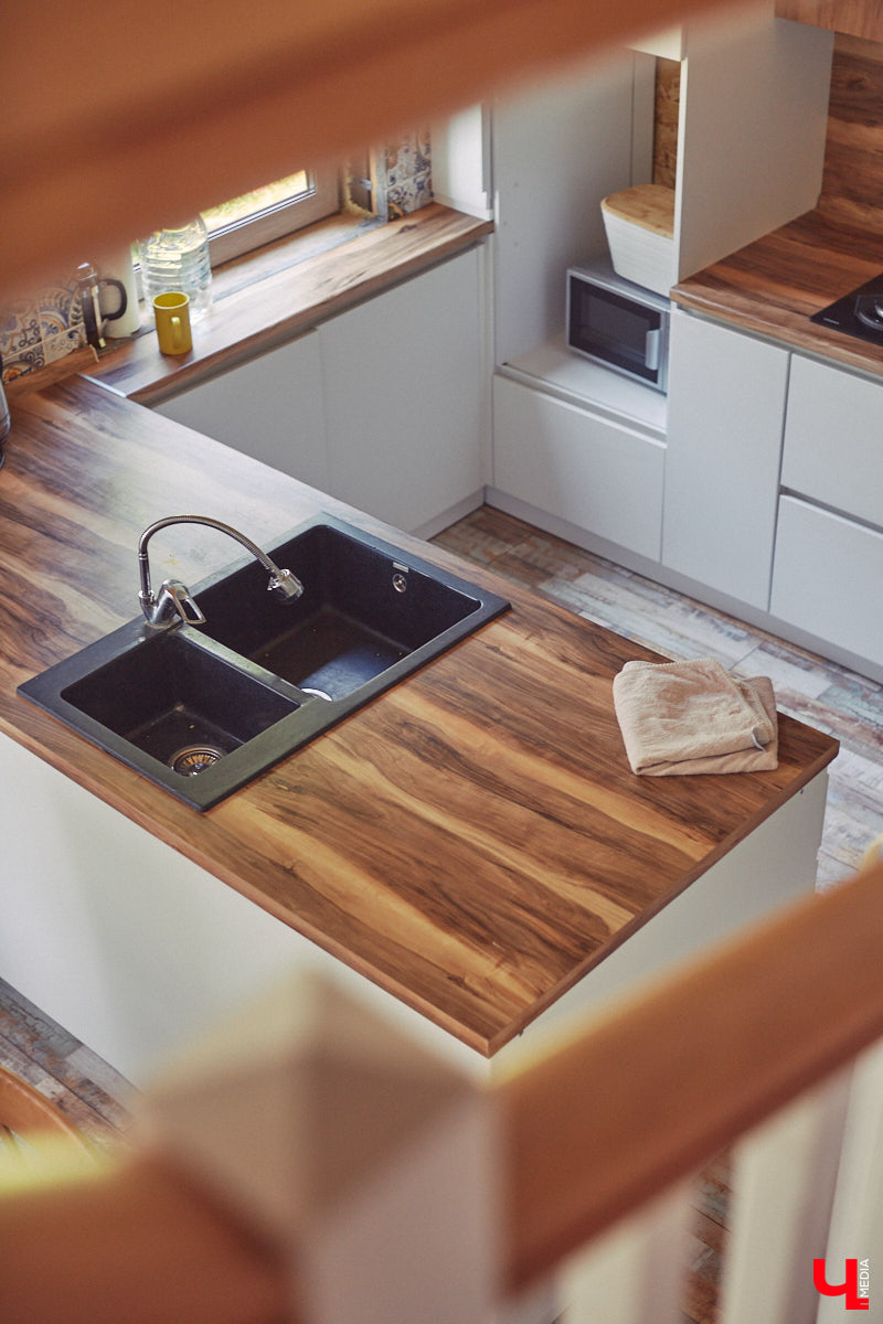 Знакомство с владениями семьи Найденовых начинается с великолепных ворот, на которых изображено солнце. На самом участке стоят большой деревянный дом, колодец, а под деревом — самовар. В общем, картина сказочная. Ну как тут не заглянуть в гости?