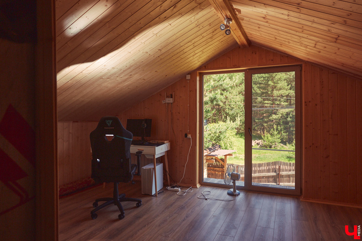 Знакомство с владениями семьи Найденовых начинается с великолепных ворот, на которых изображено солнце. На самом участке стоят большой деревянный дом, колодец, а под деревом — самовар. В общем, картина сказочная. Ну как тут не заглянуть в гости?