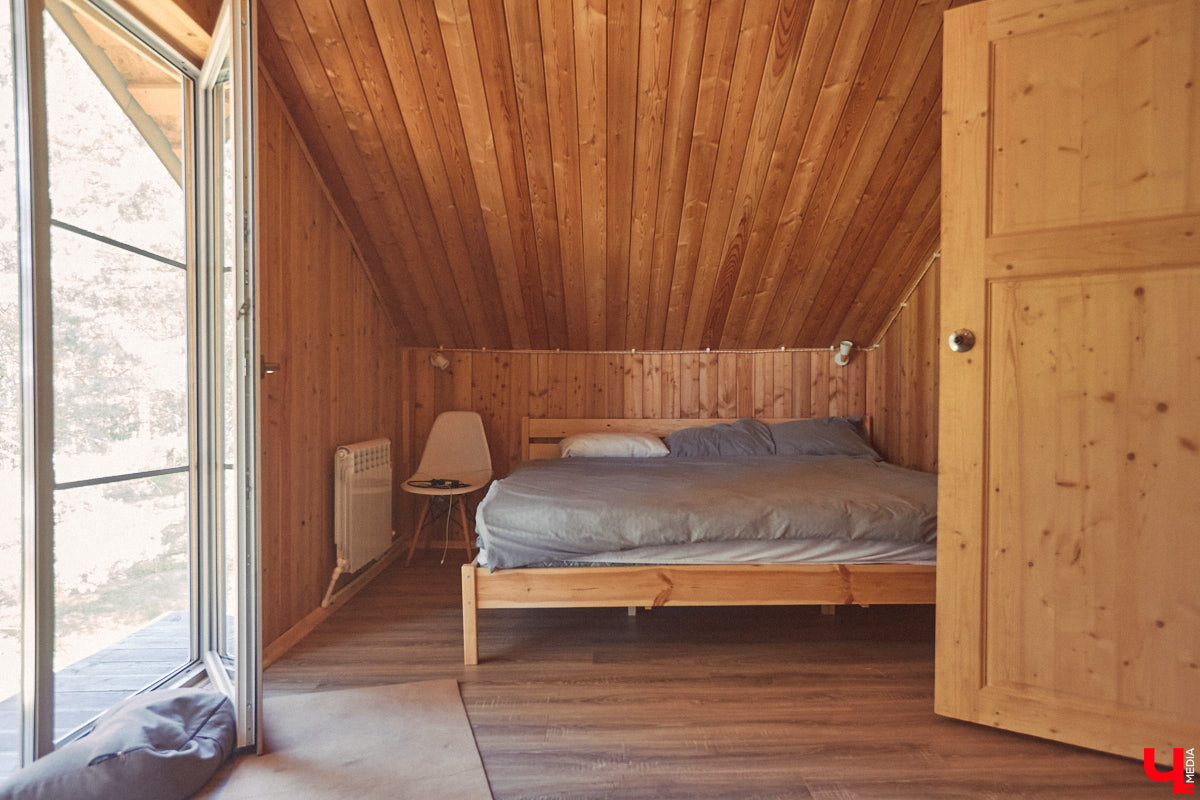 Знакомство с владениями семьи Найденовых начинается с великолепных ворот, на которых изображено солнце. На самом участке стоят большой деревянный дом, колодец, а под деревом — самовар. В общем, картина сказочная. Ну как тут не заглянуть в гости?