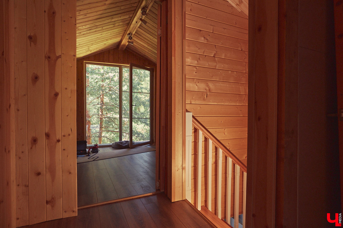 Знакомство с владениями семьи Найденовых начинается с великолепных ворот, на которых изображено солнце. На самом участке стоят большой деревянный дом, колодец, а под деревом — самовар. В общем, картина сказочная. Ну как тут не заглянуть в гости?