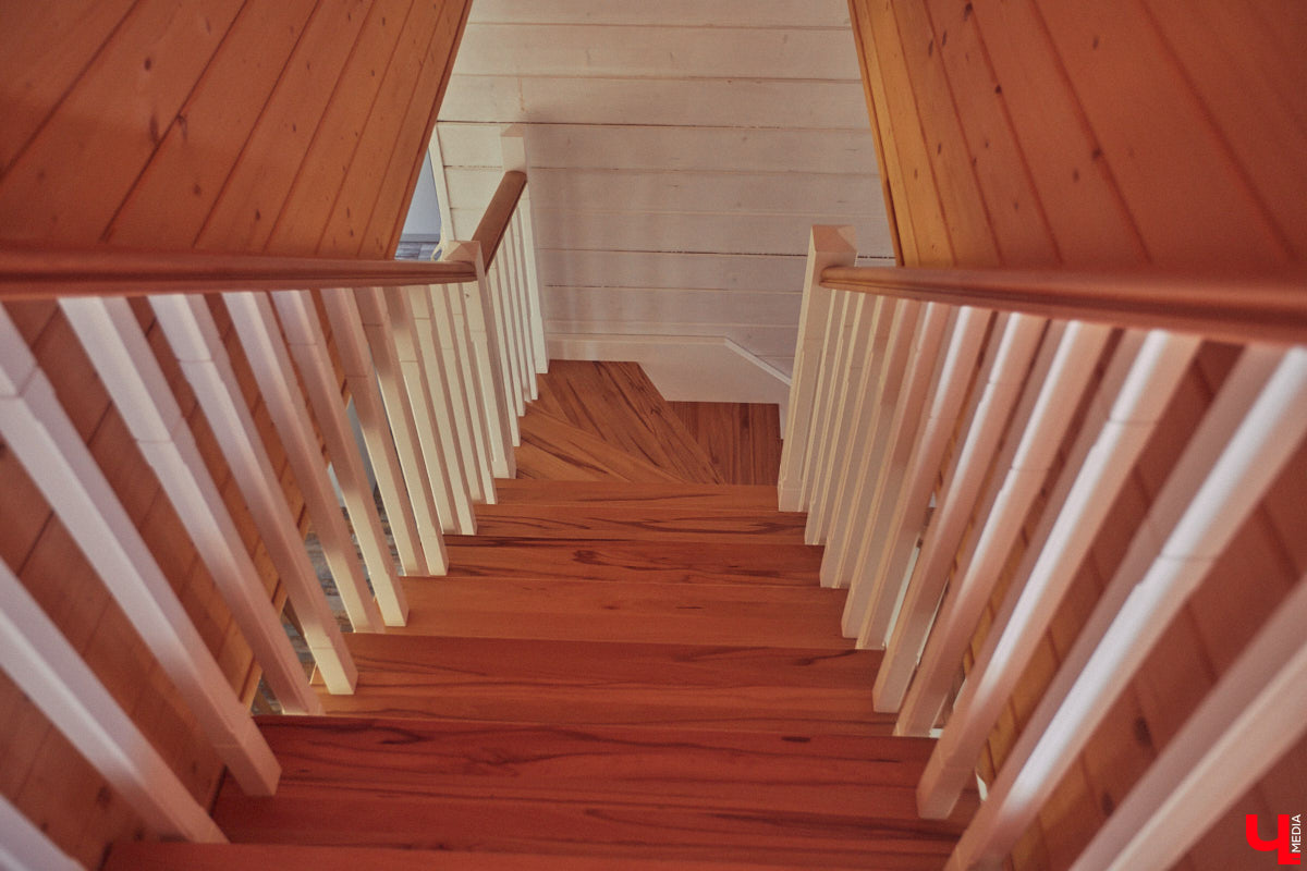 Знакомство с владениями семьи Найденовых начинается с великолепных ворот, на которых изображено солнце. На самом участке стоят большой деревянный дом, колодец, а под деревом — самовар. В общем, картина сказочная. Ну как тут не заглянуть в гости?